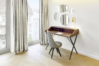  Arbeitsbereich mit Schreibtisch und Tageslicht im MAXX Hotels